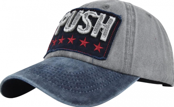 Topi dengan kombinasi tekstur kulit dan kain